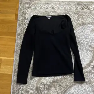 Snygg svart tröja som är köpt på H&M för inte längesen inte andvänd och den är i storlek S❤️