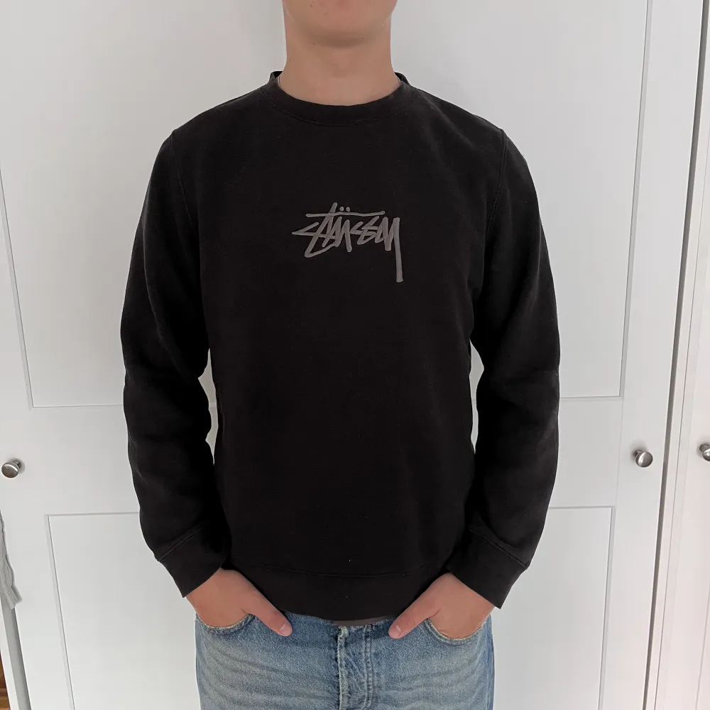 Säljer denna Stüssy Crewneck då den är för liten och inte används. Jag är 183 cm och bär storlek S på bilden. Den är använd men ändå i väldigt bra skick! Inga hål eller slitningar! Nypris 1600 kr😁. Hoodies.