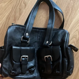vintage väska  - Vintage väska som är svart i läder❤️ får plats med rätt så mycket!