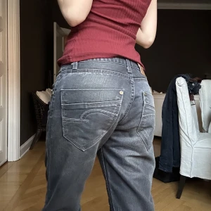 Mörkgrå baggy jeans - Säljer dessa mörkgråa snygga vintage byxorna från FDX denim, bra skick