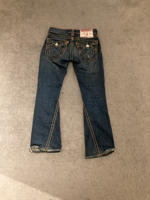 SJUKA JOEYSSS - sjuka true religion joeys super t men jag har växt ur de. de bootcut så jävligt feta! kom dm