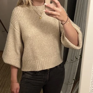 Stickad tröja - Super mysig och fin tröja som passar perfekt att vika upp armarna på💝💘