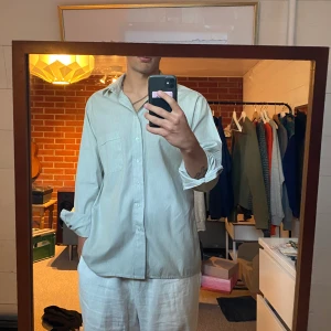 Randig skjorta - Sval och skön sommarskjorta som är randig med grönt och vitt. Storleken är som en L och den är så gott som ny!👍🏼