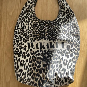 Wakakuu väska - Superfin wakakuu tygväska 🫶🏼 Säljer pga att jag inte använder denna just för jagvhar en till beige! Denna är som ny och är använd fåtal gånger 💓 150kr plus frakt 💗