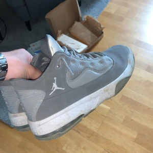 Air Jordan max aura 2 cool grey  - Använda men inte alls förstörda bara lite smutsiga