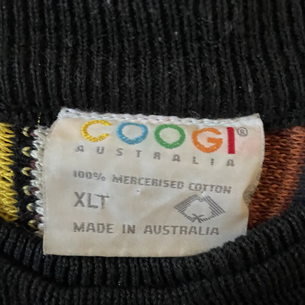 Coogi tröjja som brukar kosta ungefär 6500kr nya Size xl sitter som large 8/10  Lite skadade muddar  Var väldigt populär på 90 talet. Ofta sedd på biggie och andra stora artister. Stickat.