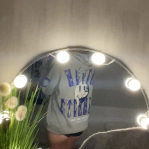 Hoodie - Hoodie med ett coolt tryck ibak Nästan sldrig använt