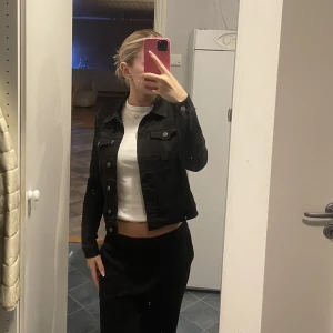 svart jeans jacka - jättefin kvalitet