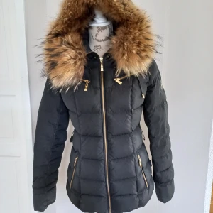 Hollies dunjacka st 36 - Fint skick hittar ingetbatt anmärka på. Äkta päls. Rök och djurfritt hem Obs skärp saknas