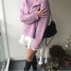 Stickad tröja Zara - Rosa/lila stickad tröja från Zara. Den är oversized så kan passa många storlekar 💕 