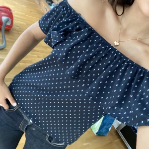 Snygg mörkblå off shoulder topp! - Super snygg mörkblå off shoulder topp med volanger från HM! Fint skick och knappt använd! Jätte fin till sommaren. Stretchig och funkar som XS till L 