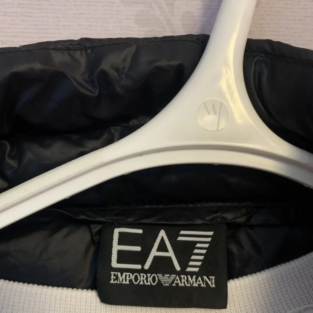Vest från Emporio Armani, köpt för 1200kr från Zalando. Bra skick, använd fåtal gånger Storlek S. Jackor.
