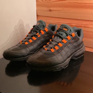 Nike air Max 95 - Nike air Max 95 i storlek 43. Skorna är i bra skick utöver att sulan baktill på ena skon lagats, lite missfärgat på skosnöret också. Skorna funkar som vilka som helst, säljs billigt! 