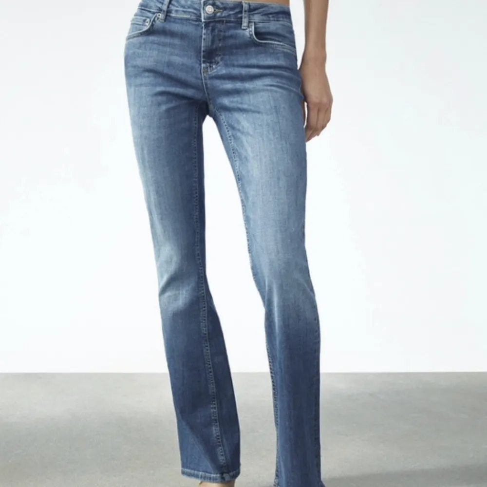 snygga bootcut jeans som är low waisted. Inga defekter och i nytt skick. väldigt trendiga och bekväma💓. Jeans & Byxor.