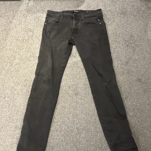 Replay jeans  - Replay jeans (ambass) Storlek 32 Köpt på NK Nypris 2200kr Pris kan diskuteras vid snabb och simpel affär  Har ni någon fundering eller fråga så är det bara att skriva ✅🙌/Allt gott