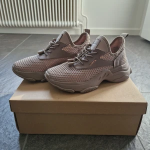 Steve Madden - Steve Madden skor, säljs pga fel storlek. Använda ute en kort stund en gång. 