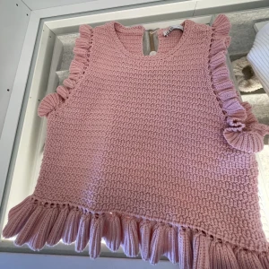 Zara blus  - Hej! Säljer denna slutsålda zara blusen i storlek s! Inte använd!