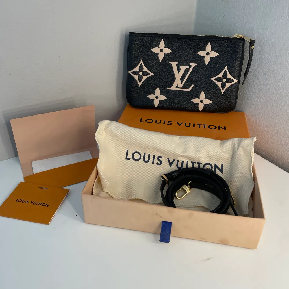 Säljer min äkta Louis Vuitton väska eftersom den kommer aldrig till användning och jag använder större väskor❤️ Använt 3 gånger och är precis som ny!!!😍😍. Väskor.