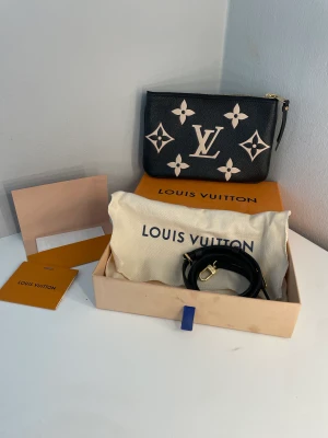 ÄKTA LOUIS VUITTON - Säljer min äkta Louis Vuitton väska eftersom den kommer aldrig till användning och jag använder större väskor❤️ Använt 3 gånger och är precis som ny!!!😍😍