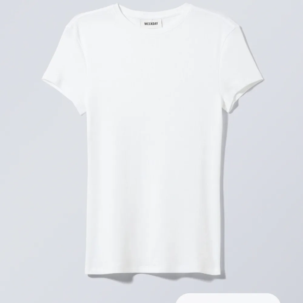 Två skitsnygga ribbade basic t shirts i storlek s  Säljer helst båda tillsammans  Oanvända . Toppar.