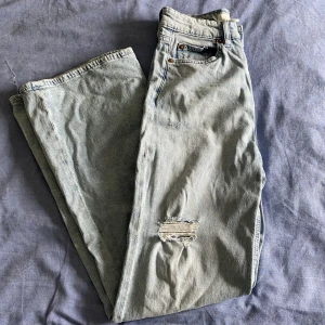 Ljusblå jeans  - Fina ljusblå jeans från hm. Högmidjade och helt oanvända!💓☺️ strl 34