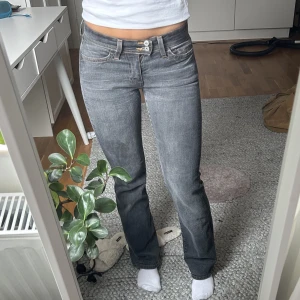 Lågmidjade jeans - Grå lågmidjade jeans från Crocker i bra skick. Passar som XS-XXS och bra längd på mig som är drygt 160 cm.