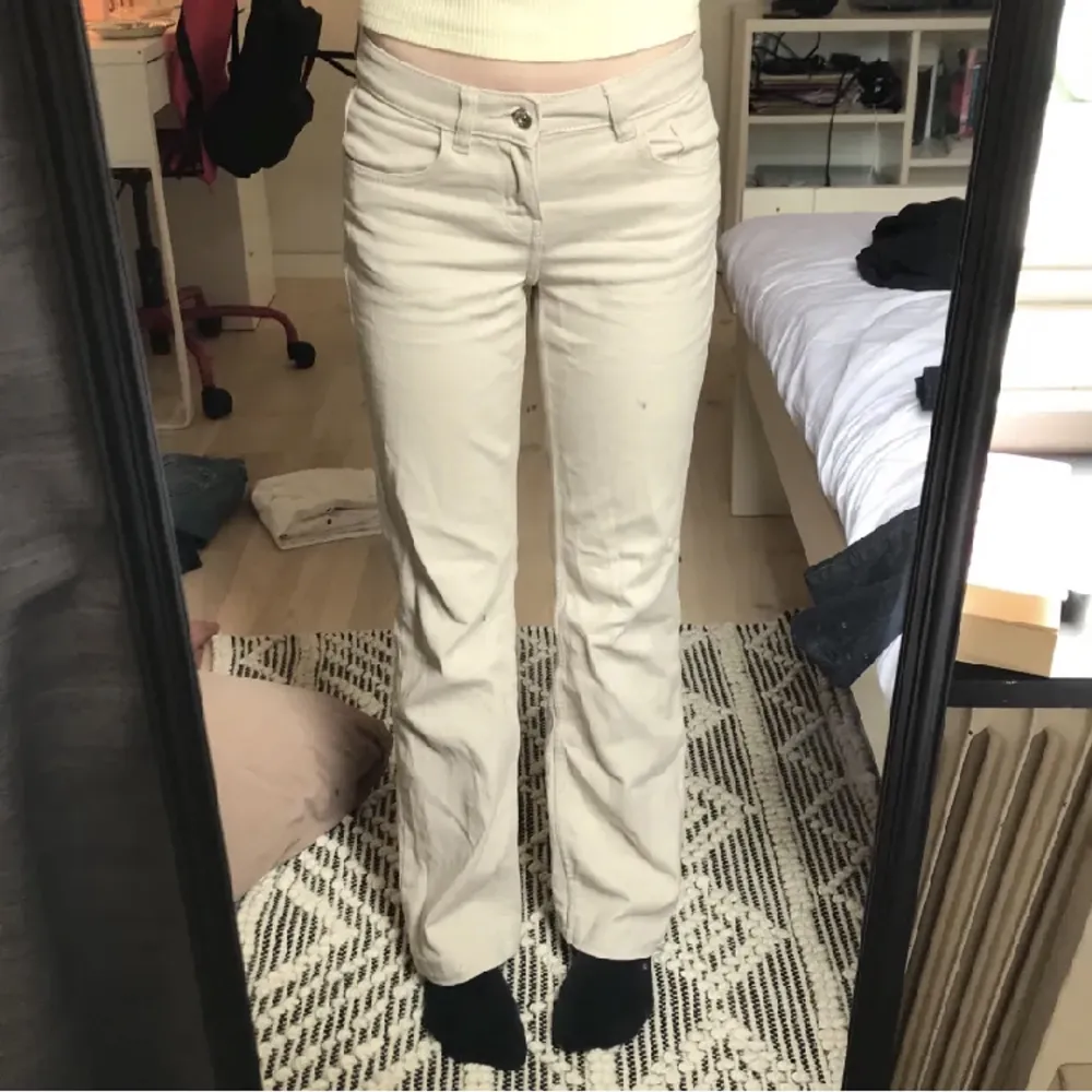 Lowflare jeans i twill från hm💞 Midjemått: 36cm Innerbenslängd: 73cm. Jeans & Byxor.