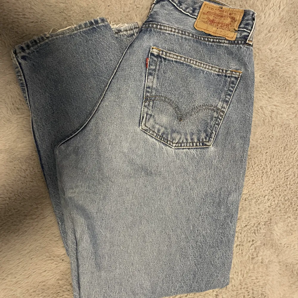 Levi’s jeans med hål på knäna. L 32 W 32. Bra skick! Priset är inkl. Frakt 📦 . Jeans & Byxor.