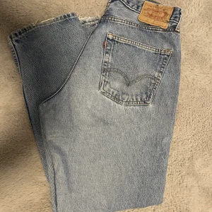 LEVI’s jeans - Levi’s jeans med hål på knäna. L 32 W 32. Bra skick! Priset är inkl. Frakt 📦 