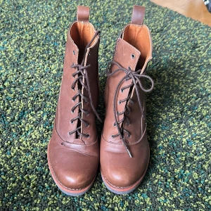 Skor - Ett par fina skor från metropolitsnshoes. Nästan helt oandvända. Ny pris 800:- säljer för 200. Skriv om frågor eller prisförslag💙Frakt tillkommer!