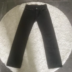 Levi’s jeans 501 - Säljer ett par svarta straight jenas från Levi’s i storlek W29 L32. De är i ett bra skick.