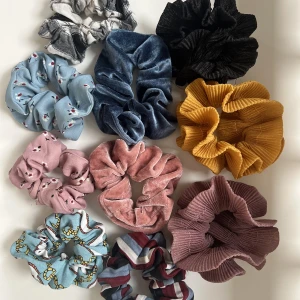scrunchies - På första bilden: 10kr/styck På andra bilden: 5kr/styck