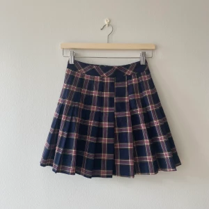 Rutig kjol - En fin kjol från H&M. I fint skick. För fler bilder eller mått kontakta mig 🙌 