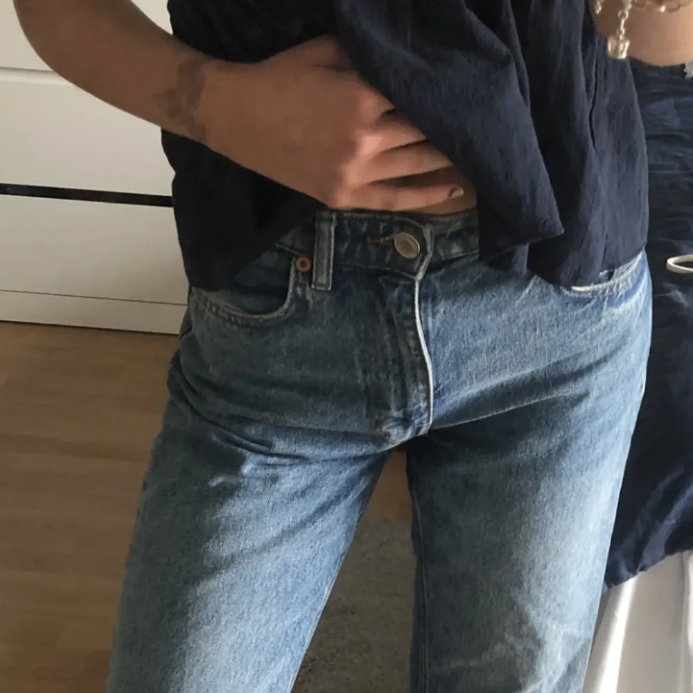 Säljer mina midwaist zara jeans då dom inte kommer till användning💗kom privat för fler bilder och detaljer 💘 köparen står för frakten och priset går att diskutera💋. Jeans & Byxor.