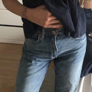 Säljer mina midwaist zara jeans då dom inte kommer till användning💗kom privat för fler bilder och detaljer 💘 köparen står för frakten och priset går att diskutera💋
