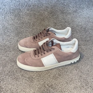 Valentino Flycrew  - Valentino Flycrew! Feta flycrews i storlek 41.5. Skorna är i superskick och säljs för ett bra pris då jag är ute efter en snabb affär! Alla nitar kvar! Hör av dig vid frågor! 