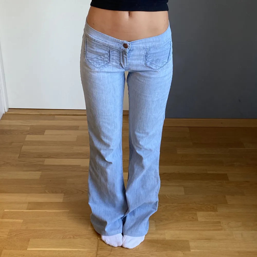 Lågmidjade wrangler jeans i storlek 34, så snygga!! Jag är 165 ✨. Jeans & Byxor.