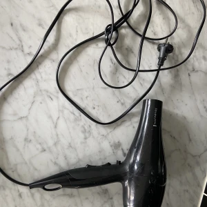 Hårfön remington - Säljer en hårfön från remington funkar jätte bra. Den har bara sliten utsida. Väldigt lång sladd vilket är praktiskt.