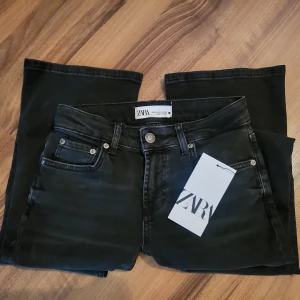 Low rise Flared Jeans 32 - Zara low rise slim bootcut. Helt oanvända med alla lappar. Jättefina men säljer då de är för små på mig.