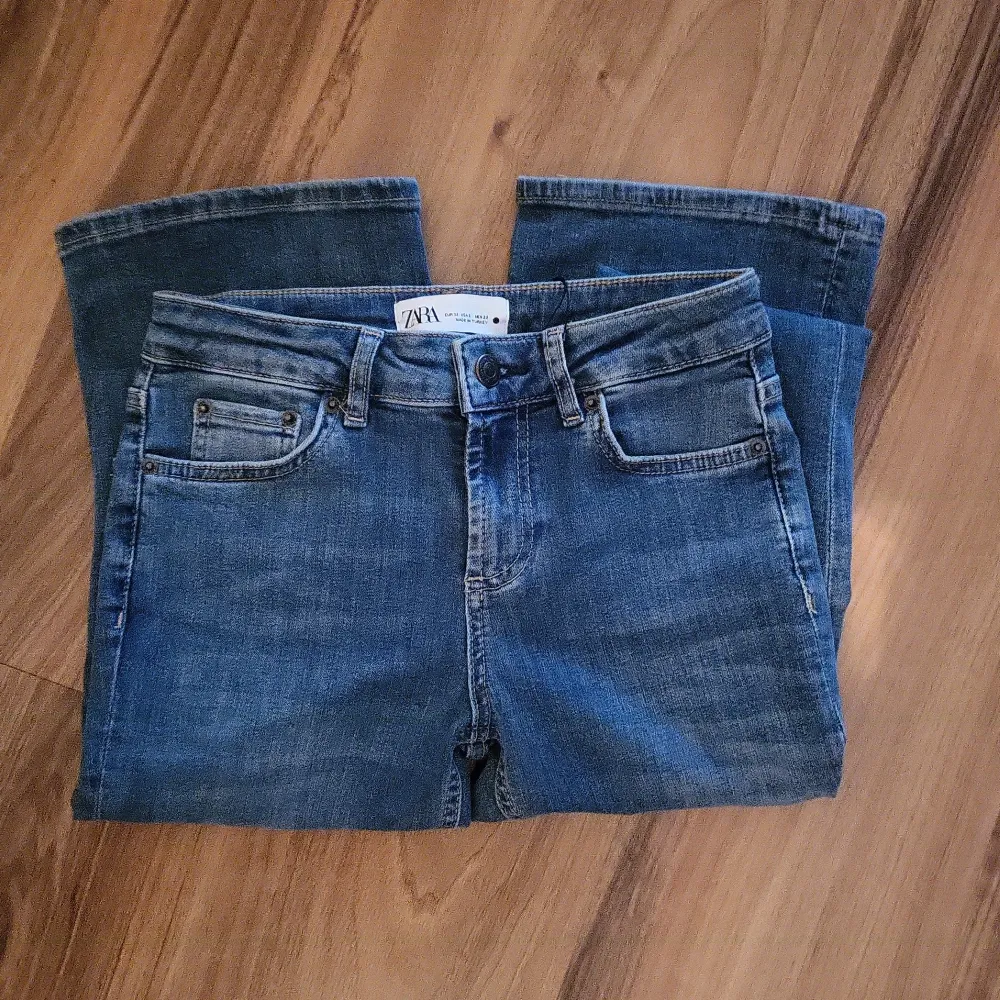 Zara Low rise slim bootcut i bleach blue. Helt oanvända med alla lappar. Jättefina men säljer då de är för små på mig.. Jeans & Byxor.