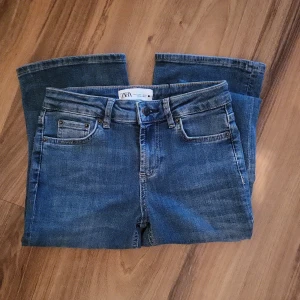 Low rise Flared Jeans 32 - Zara Low rise slim bootcut i bleach blue. Helt oanvända med alla lappar. Jättefina men säljer då de är för små på mig.