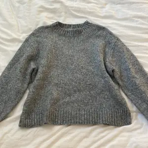 grå tjock tröja från hm i storlek S. nästan aldrig använd