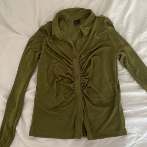 Tröja Gina Tricot - Superfin grön tröja, perfekt till hösten. Använder tyvärr aldrig. Nyskick, endast använd ett fåtal gånger. L men väldigt lite i storleken, jag har m i vanliga fall.