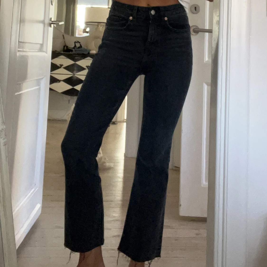 Gråa jeans med kortare ben