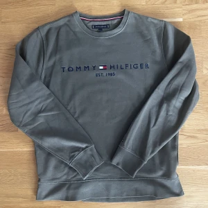 Tommy Hilfiger sweatshirt  - Fin Tommy Hilfiger sweatshirt säljes pga att den är för liten för mig. Storlek Large. Fint skick!  200kr