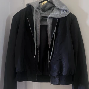Jacka - Jacka med insydd ziphoodie. Kan frakta men även mötas upp 😃