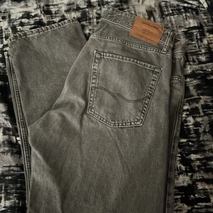 Jack&Jones Gråa Jeans - Gråa jeans från Jack&Jones, super inne och stilrena. Inga märken alls och använda 2 gånger, skriv om fler bilder önskas. Pris debaterbart