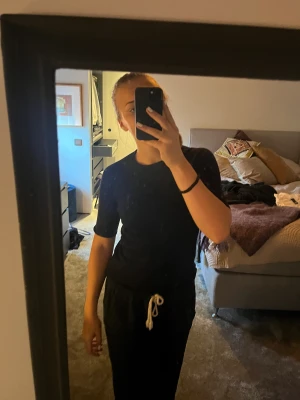 Stickad T-shirt  - Svart stickad t-shirt från hm💕Säljer för 150+frakt