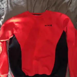 Skit snygg vintage Nike sweatshirt‼️ Köptes på humana för några månader sedan men har knappt använts då den är för liten  Tröjan är i mycket bra skick💯 Priset kan diskuteras vid en snabb affär💸💸 