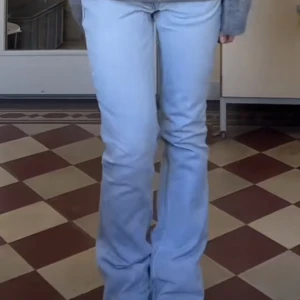 Jeans från zara - Jeans från zara i st. 38 men passar även som 36. Lågmidjade. 2 första bilderna lånade den andra är från zaras hemsida. De har gått upp lite längst ner som man ser i sista bilden. Säljer p.g.a att de inte används. Slut på hemsidan nypris ca 500-550kr
